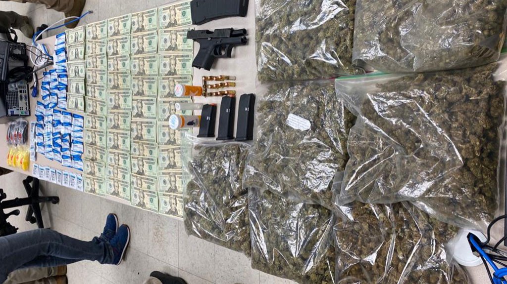  Polic&iacute;a ocupa drogas, un arma y dinero en efectivo tras allanamiento a residencia en Camuy que deja un detenido 
