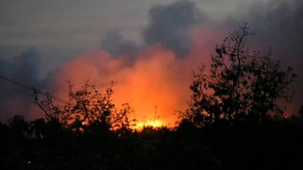  Incendio que lleva ocho días en vertedero Duquesa: bomba de tiempo con posibilidades de aumentar infecciones respiratorias agudas, que pone en apuros al gobierno en medio de la crisis sanitaria 