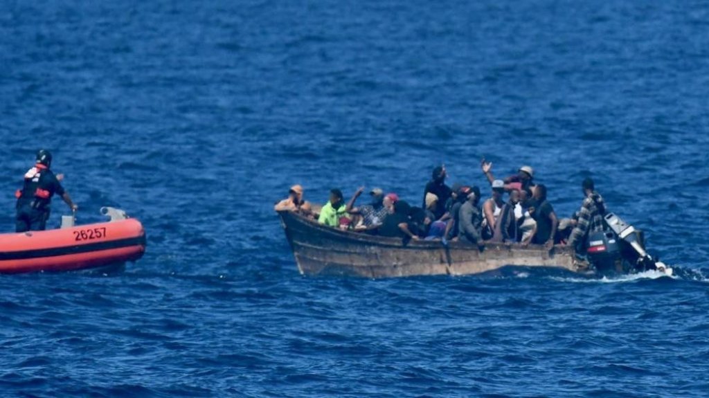  La Guardia Costera devuelve a 77 dominicanos y 6 inmigrantes haitianos de 2 viajes ilegales en el Pasaje de la Mona 