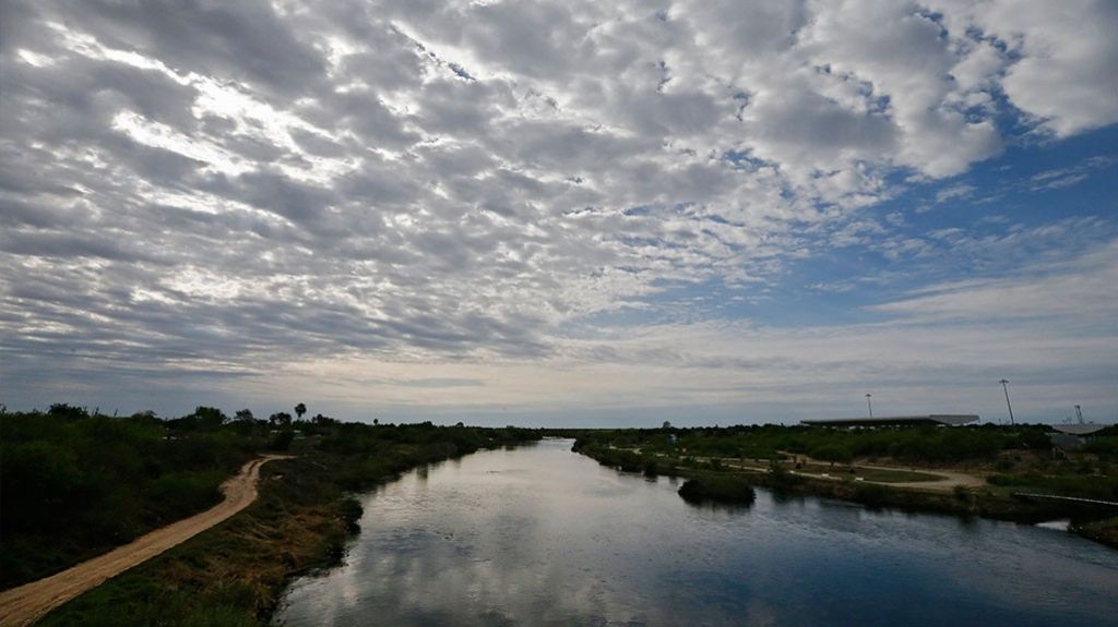  Inmigrante muere ahogado en canal tras cruzar la frontera con Texas 
