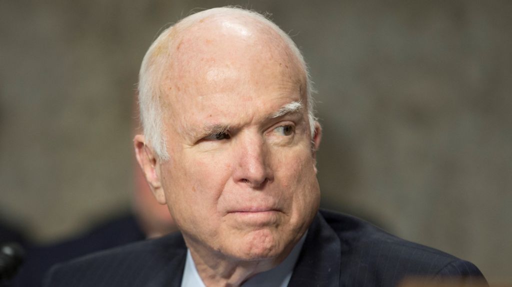  McCain, con c&aacute;ncer cerebral, pide que Trump no acuda a su funeral 