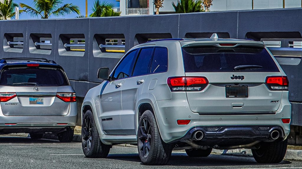  Hurtan veh&iacute;culo de estacionamiento multipisos del aeropuerto internacional de Isla Verde 
