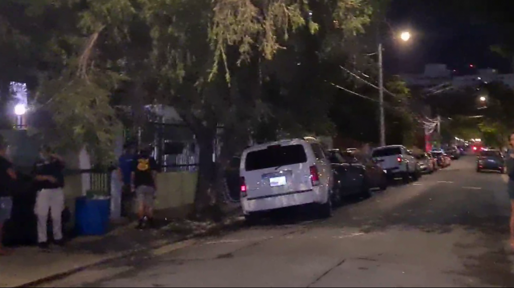  Video: Mujer en Santurce choca varios veh&iacute;culos mientras hu&iacute;a de un tiroteo 