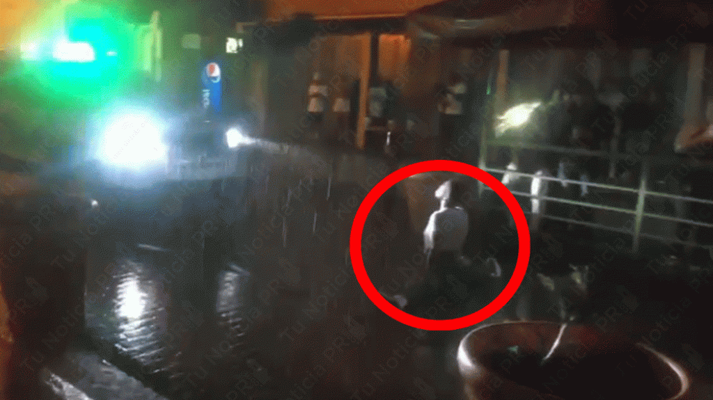  Video: Turista con un &ldquo;Gistro&rdquo; se vacila a polic&iacute;as en la placita de Santurce 