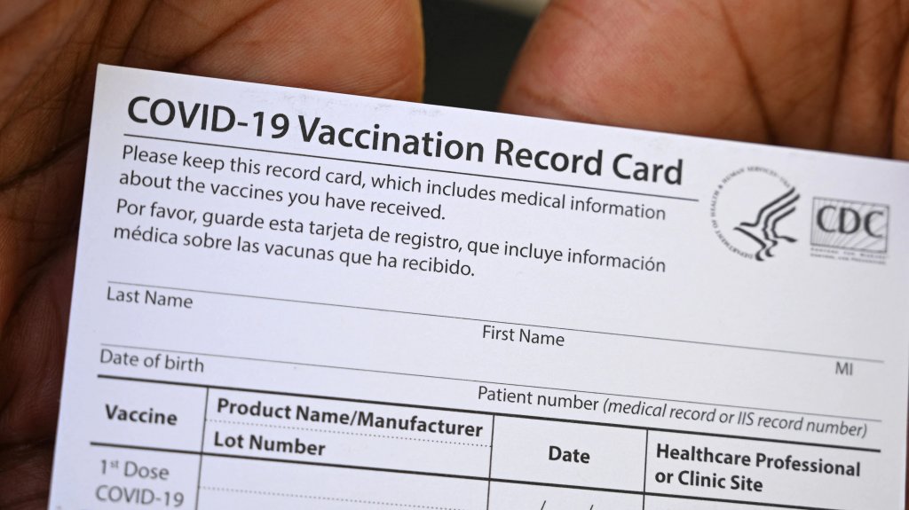  Causa para arresto contra joven que supuestamente uso tarjeta falsa de vacunas para ir a concierto 