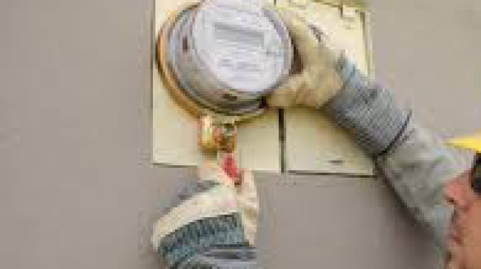 Le fueron a cortar la luz y encerró al empleado de energía eléctrica dentro de la casa 