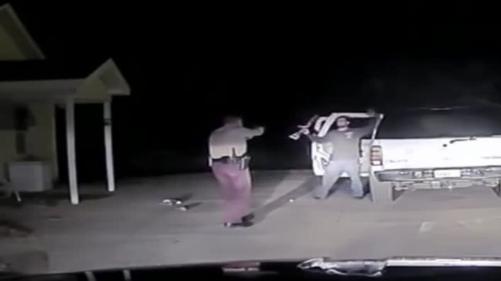 Video: El policÃ­a le pide que suelte el rifle y el le dice que le dispare