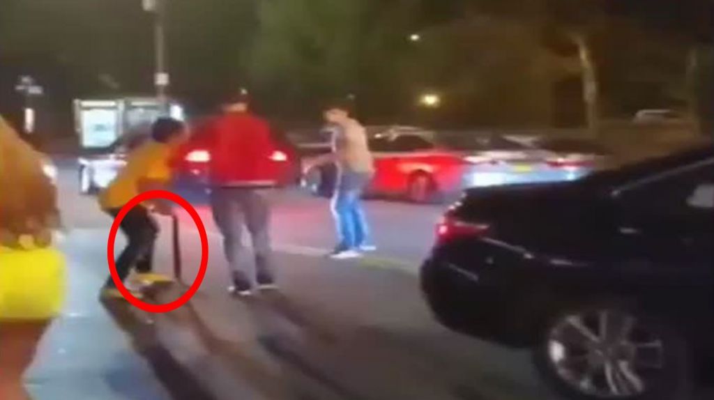  Video: Pelea a &ldquo;correazo limpio&rdquo; en plena avenida 