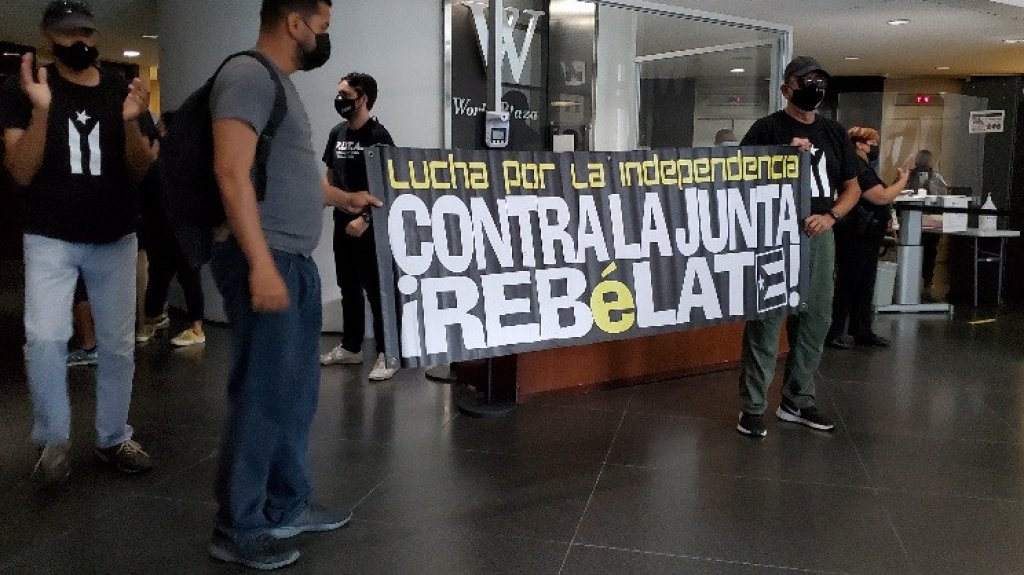  Organizaci&oacute;n Jornada Se Acabaron Las Promesas protesta en el edificio que alberga la Junta de Control Fiscal 