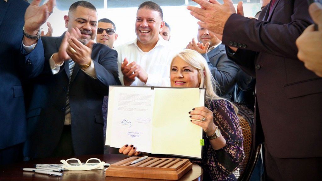 Gobernadora firma nueva Ley de Armas de Puerto Rico 2020 