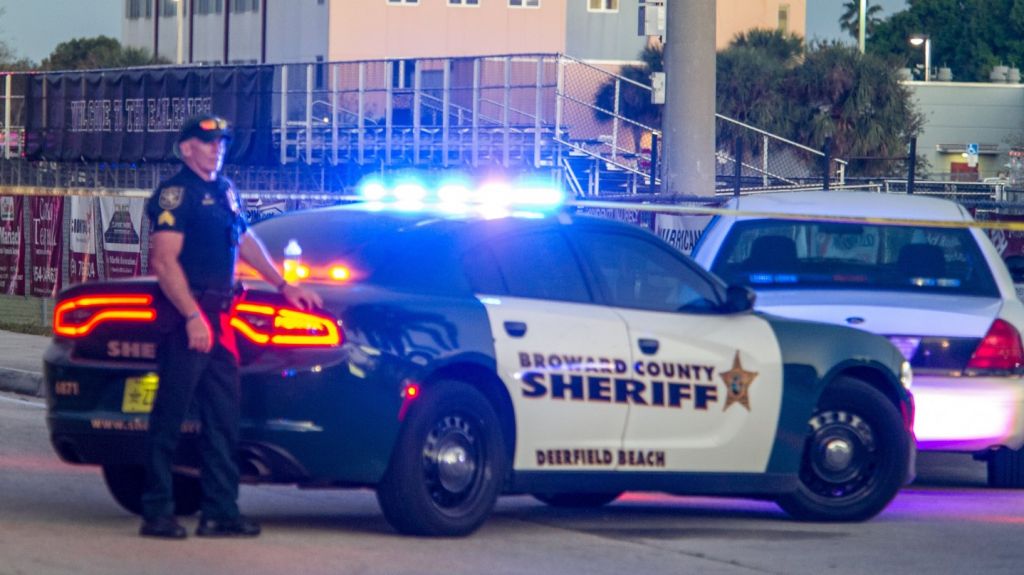  Mujer con ocho meses de embarazo mata en su vivienda a ladr&oacute;n con un AR-15 