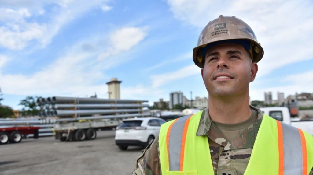 Usace y la AEE reciben cargamento de postes para ser utilizados en restauraciÃ³n del sistema elÃ©ctrico en la isla