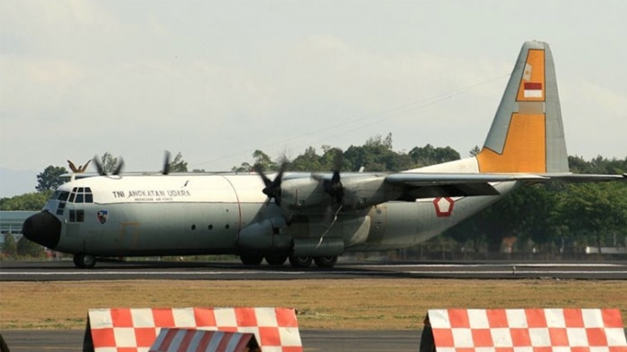 Al menos 13 personas mueren al estrellarse un aviÃ³n militar en Indonesia