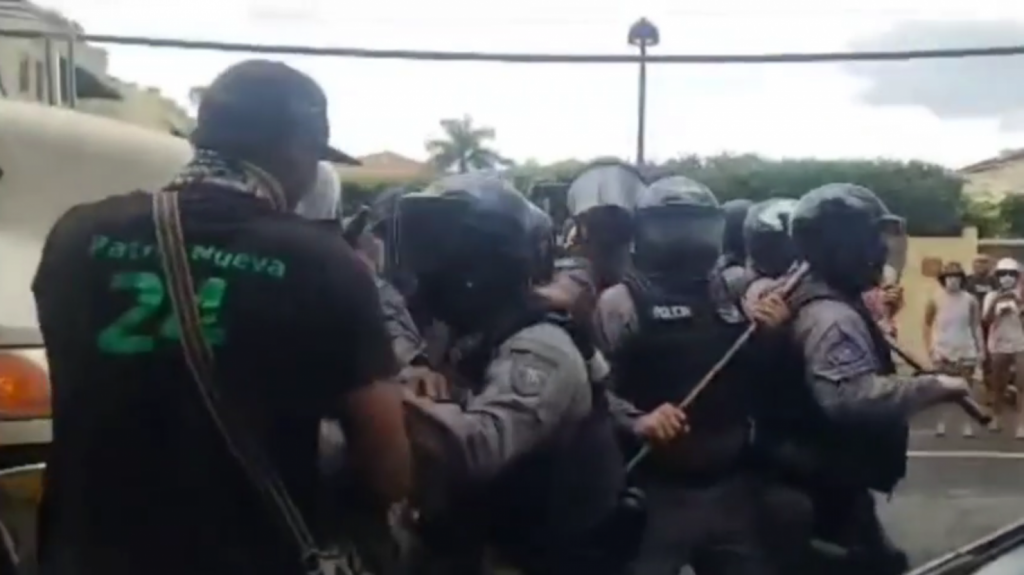  Video: Se enfrentan polic&iacute;as y manifestantes en el Condominio Sol y Playa de Rinc&oacute;n 