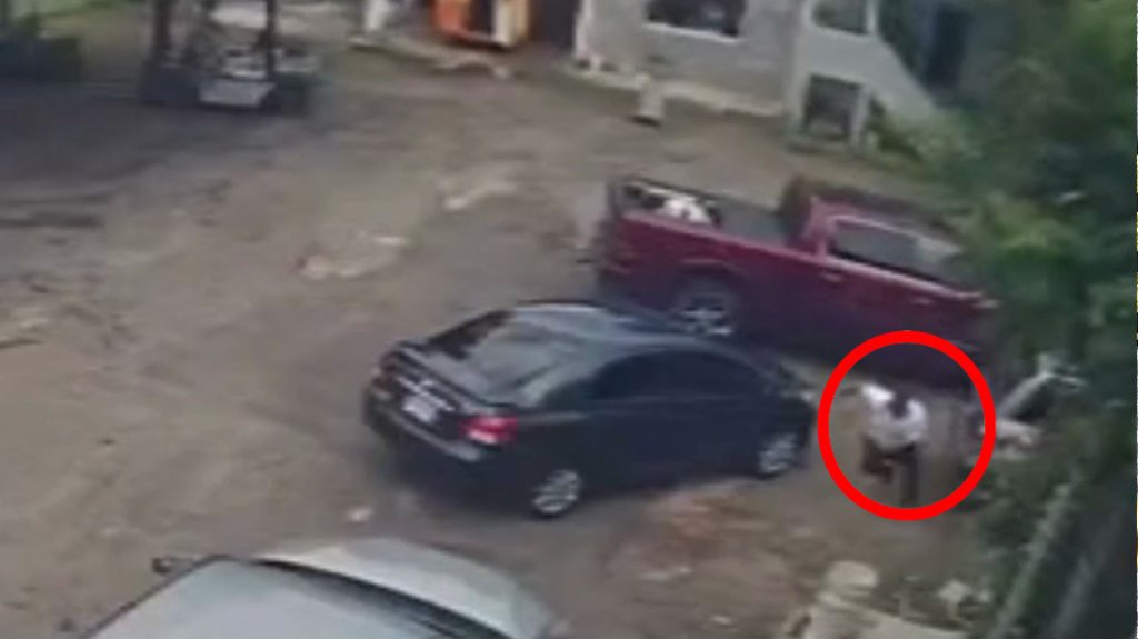  Publican video de hombre que asecha a gente que saca dinero y luego los sigue para robarles 