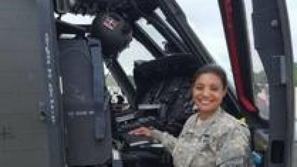  Dominicana se convierte en primera piloto de helicópteros de combate Black Hawk en la Guardia Nacional EE.UU 