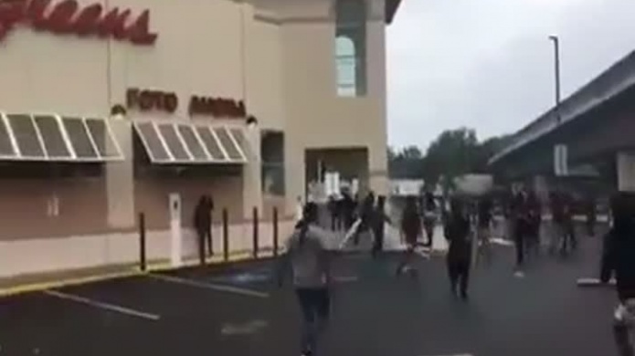 Publican video de encapuchados causándole daños a una farmacia Walgreens en Hato Rey