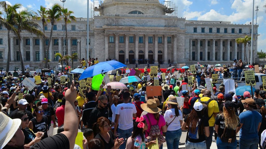  Docentes reclaman s&oacute;lido respaldo en contra de la reforma educativa, que el Fadep considera hay que echar a la basura 
