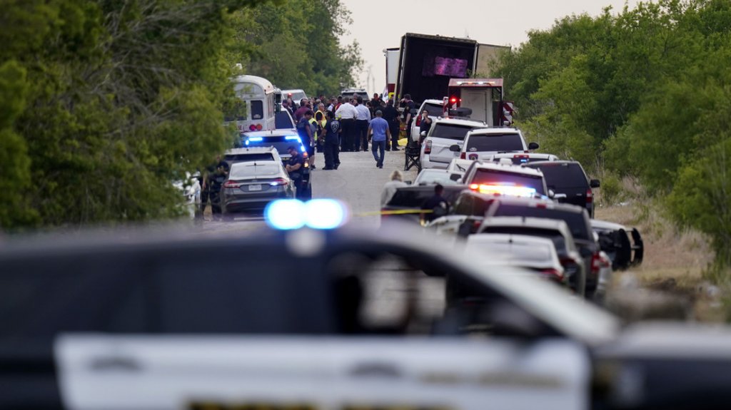  Reportan que al menos 46 personas son halladas muertas en la parte trasera de un camión en Texas 