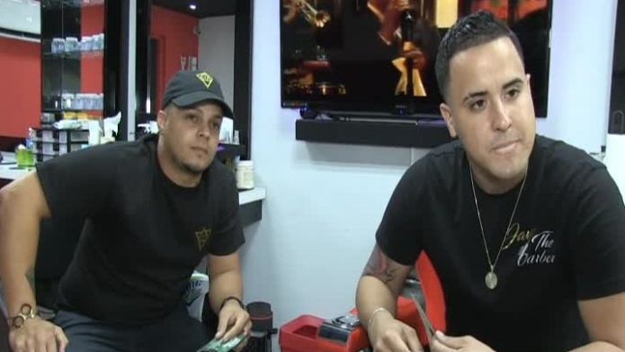 Video: JÃ³venes barberos en Carolina ponen su "Granito de Arena" para el regreso a la escuela 