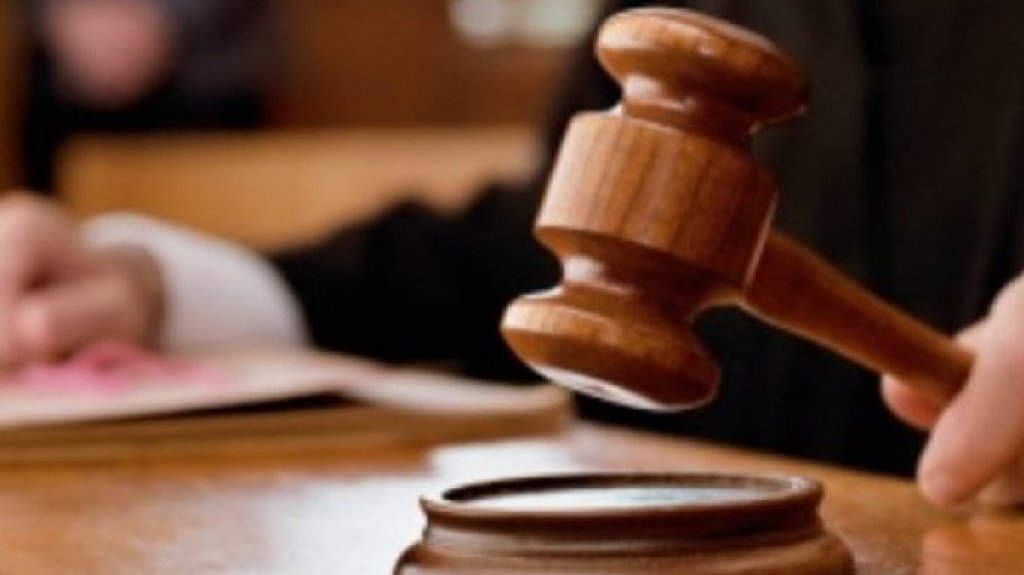  Acusan a pareja por tarjetas de vacunaci&oacute;n falsas de COVID-19 