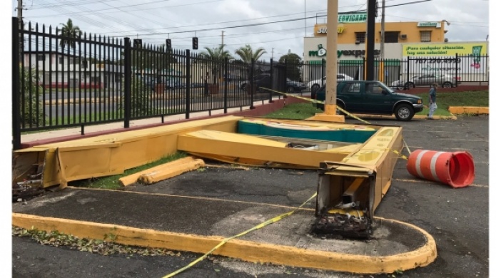 Letrero de restaurante de comida rÃ¡pida se cae en Vega Alta.