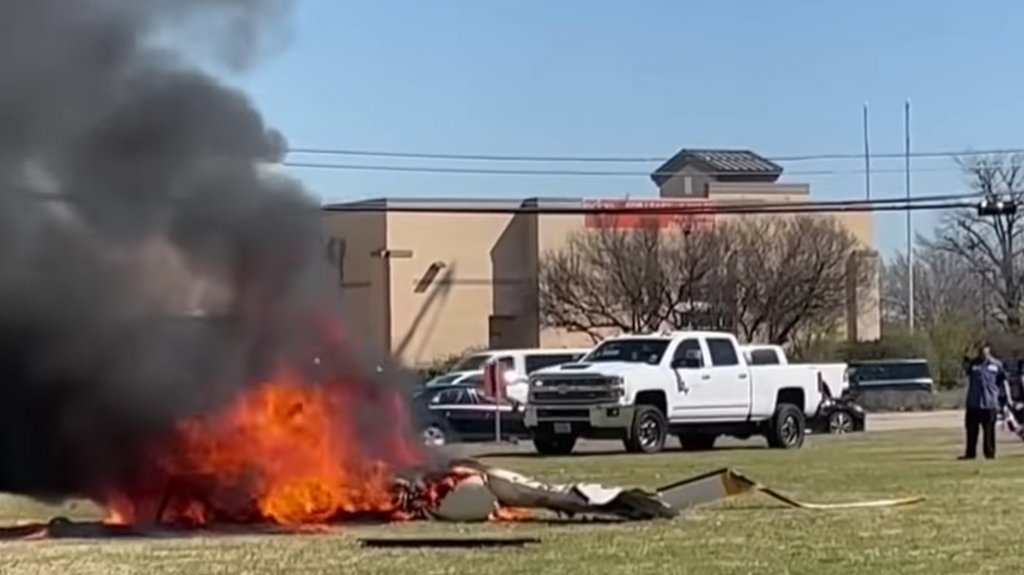  Video del momento en que helicóptero cae girando y se estrella en Texas 