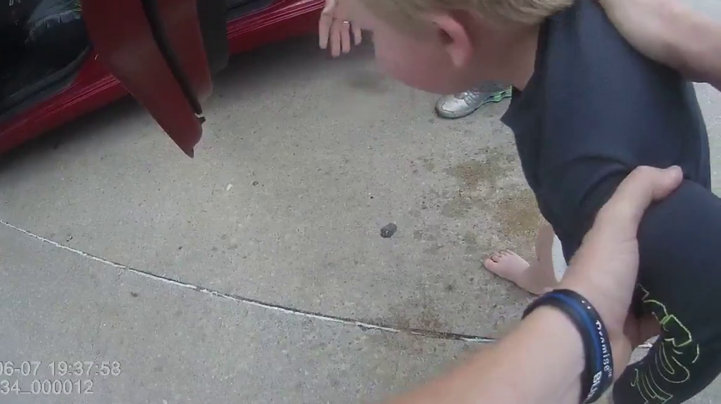  Bodycam muestra a polic&iacute;a salvando la vida de ni&ntilde;o que se atraganto con una peseta 