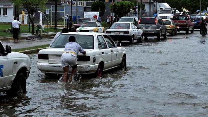Inundaciones en Estados de Mexico por huracan Raymond