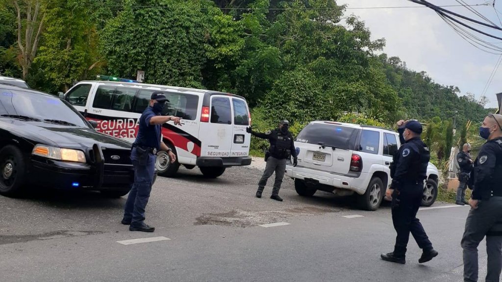  Municipales de Ponce &ldquo;Pillan&rdquo; a 12 en un rio y los multan por no usar mascarillas 