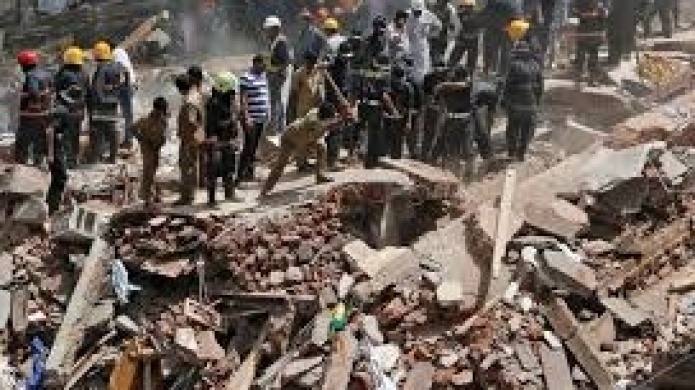 Video: Al menos 19 muertos y 15 heridos en un derrumbe en Bombay