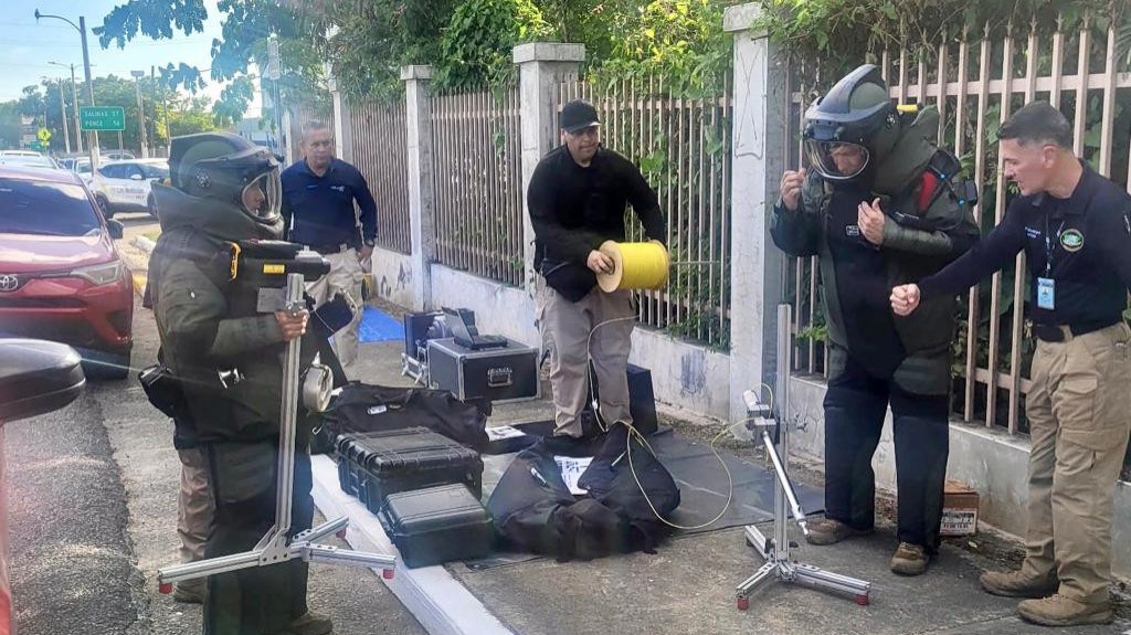  Fotos: Confirman que artefacto colocado en oficina de LUMA en Guayama era una &ldquo;Bomba&rdquo; 
