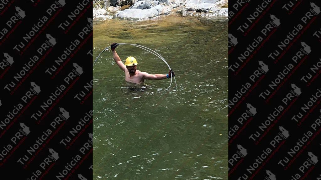  Viral foto de celador de la AEE dentro de un rio para poder restablecer servicio 