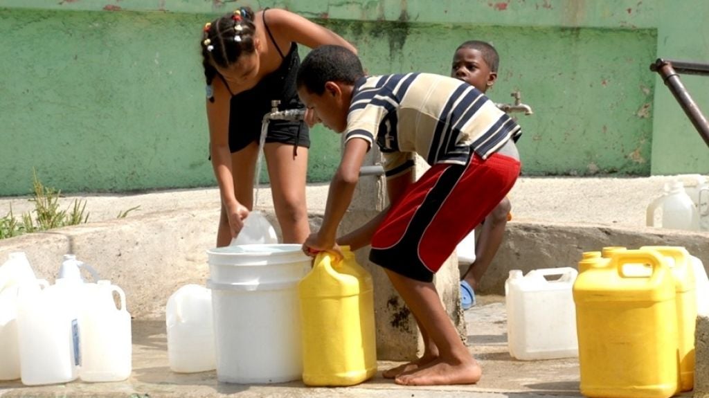  Sequía prolongada obliga a reducir el suministro de agua potable en el Gran Santo Domingo 