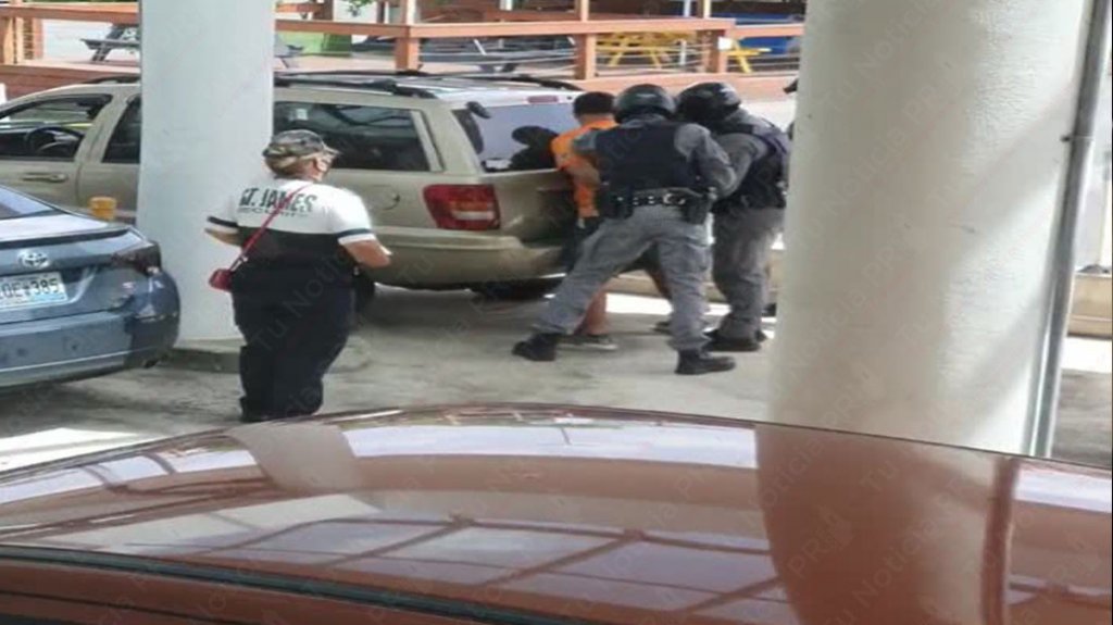  Captan en video momento en que arrestan a un hombre intentando cambiar un cheque de PUA con ID falso 