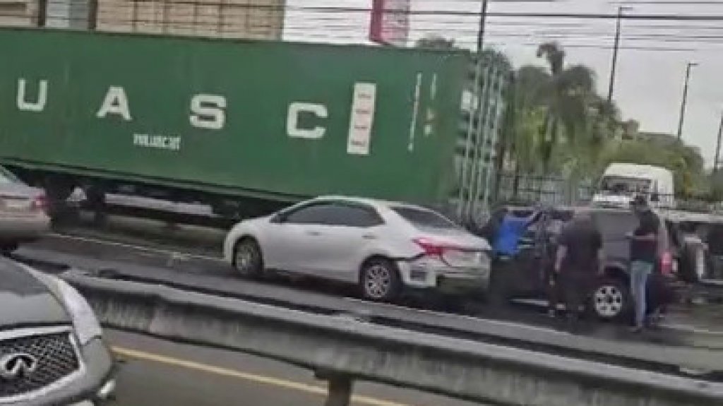  Video: Muere conductor al chocar con cami&oacute;n esta tarde en la Kennedy 