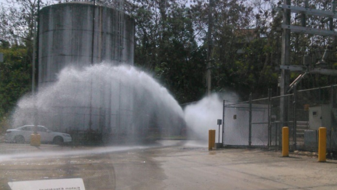 Video: Increíble centro comercial de Bayamón desperdicia agua potable "Por un tubo y 7 llaves"