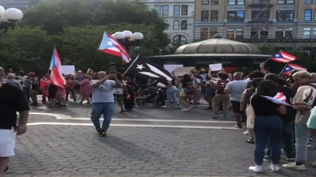  Video: Protestan en New York pidiendo la salida del gobernador Ricardo Rosell&oacute; 
