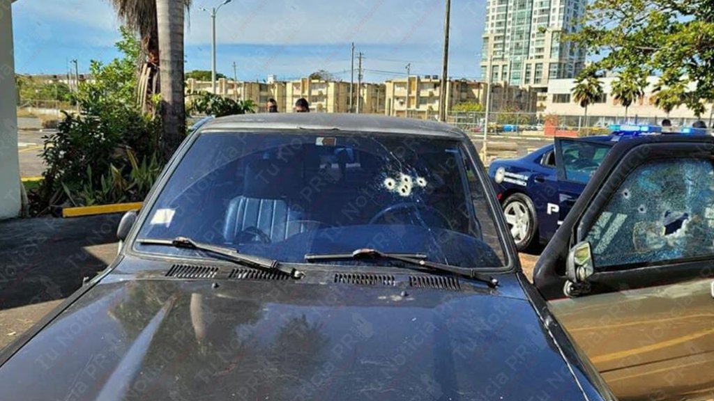  Fotos: As&iacute; qued&oacute; la Guagua del guardia de seguridad que tirotearon ayer en San Juan 
