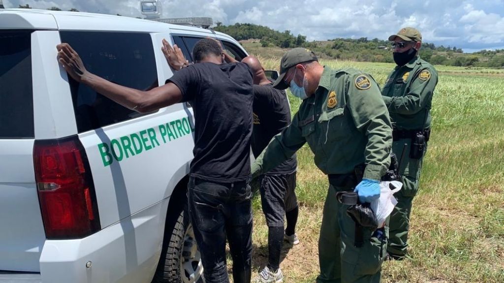  Fotos: Detienen a 4 dominicanos que entraron ilegalmente por Camuy 
