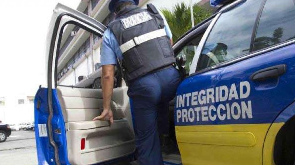  Polic&iacute;as ayudan a mujer a desistir de intento suicida en Cayey 