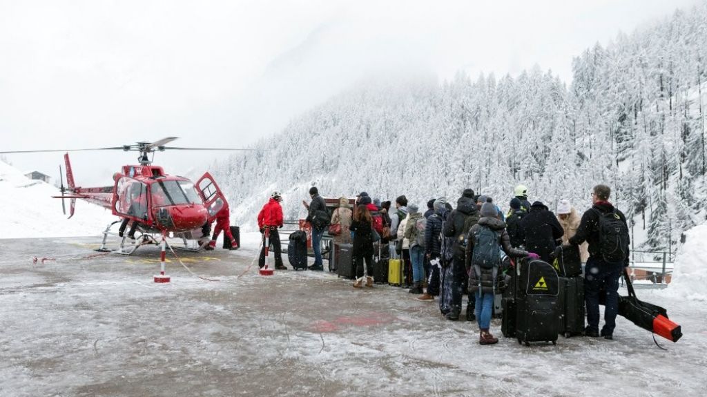  Video:&nbsp;Evacuados en helic&oacute;ptero grupos de turistas en Zermatt (Suiza) 