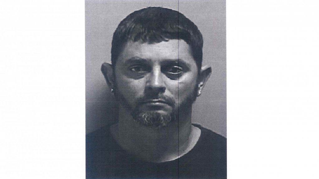  Individuo buscado por agarrar por el cabello a expareja y amenazarla de muerte se entrega a la Polic&iacute;a en Poncey es encarcelado 