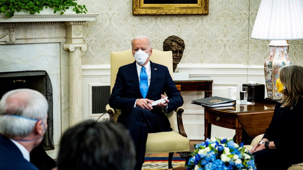  Biden alerta que &ldquo;el progreso democr&aacute;tico est&aacute; bajo asalto&ldquo; en EEUU y Europa 