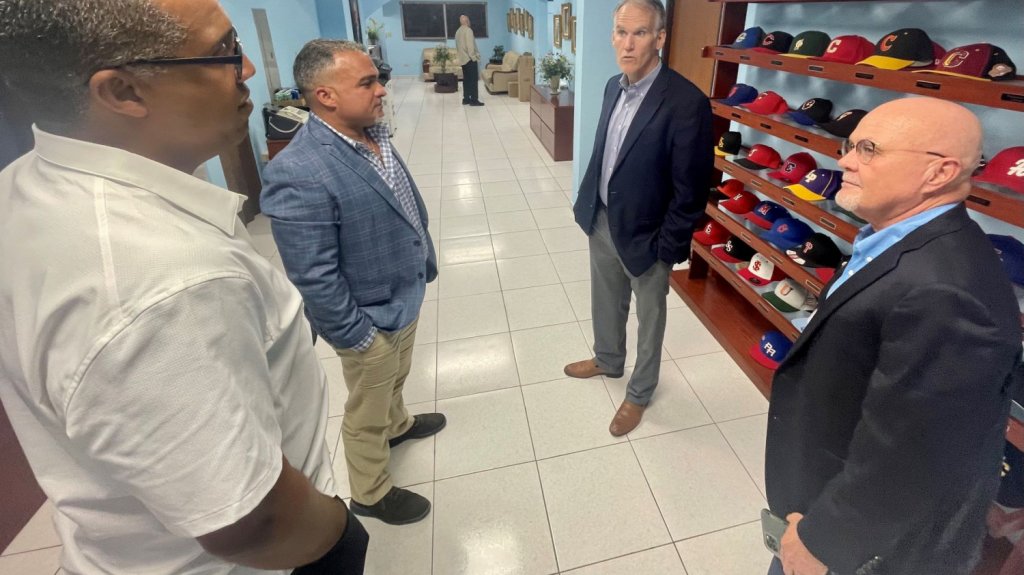 Ejecutivo de la MLB realiza visita sede de la Federación de Béisbol como parte de la organización del Clásico Mundial 