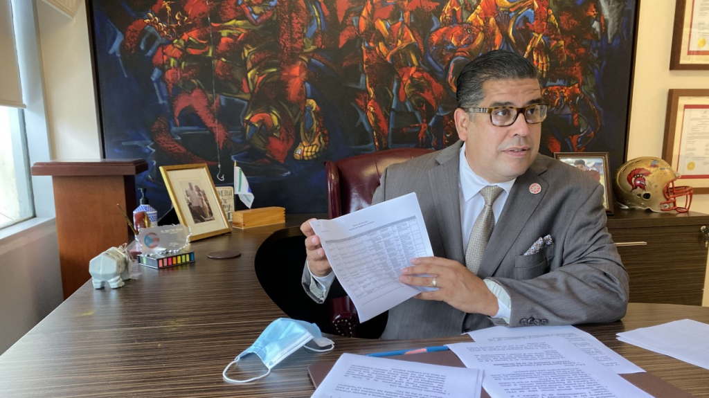  Tatito Hern&aacute;ndez presenta informaci&oacute;n de la n&oacute;mina de su oficina 