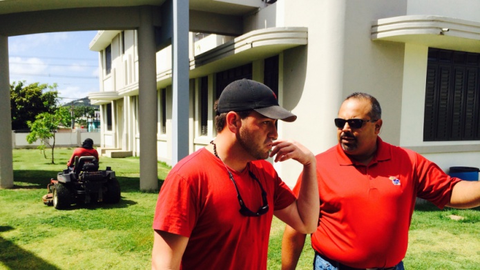 Senador Jorge SuÃ¡rez entrega equipo a personal de Escuela Ana Roque