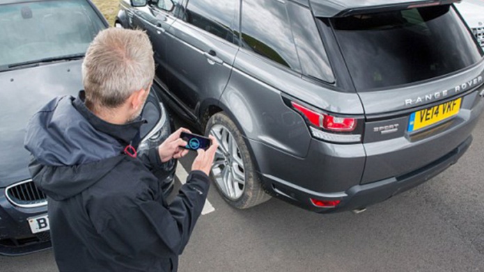 AsÃ­ se conduce el nuevo Range Rover 4Ã4 desde la pantalla del mÃ³vil (vÃ­deo)