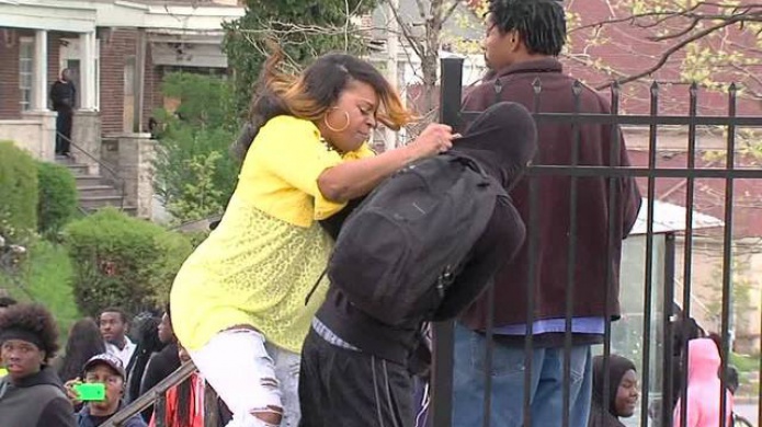 "Madre del aÃ±o": Una mujer saca a golpes a su hijo de los disturbios de Baltimore
