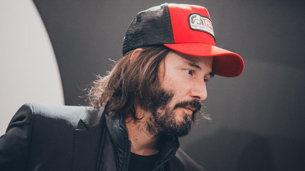  VIDEO: Keanu Reeves se transforma en gu&iacute;a de viaje y anima a sus compa&ntilde;eros de vuelo tras un aterrizaje forzoso 